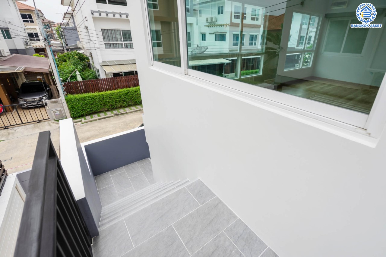 บ้านมือสองตกแต่งใหม่ ม.คาซ่าพรีเมี่ยม ราชพฤกษ์-พระราม5 บ้านเดี่ยวหลังใหญ่ 3 ชั้น แบรนด์ Q.House เนื้อที่ 50.4 ตร.ว. ดีไซน์ตอบทุกไลฟ์สไตล์ ฟังก์ชัน 3 ห้องนอนใหญ่ 4 ห้องน้ำ จอดรถได้ 4 คัน บนทำเลติดถนนใหญ่ เชื่อมต่อทุกเส้นทาง ใกล้ตลาดเจ้าพระยา ,เดอะวอล์ค ,ร.ร.เตรียมอุดมศึกษาฯ เซ็นทรัลเวสต์เกตและรถไฟฟ้า "สถานีบางพลู"